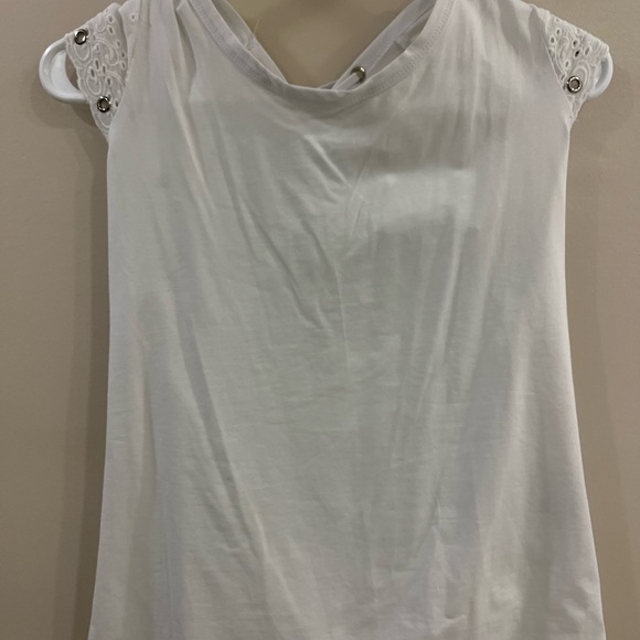 Crisp white T with laces in the back - Picture 2 of 7